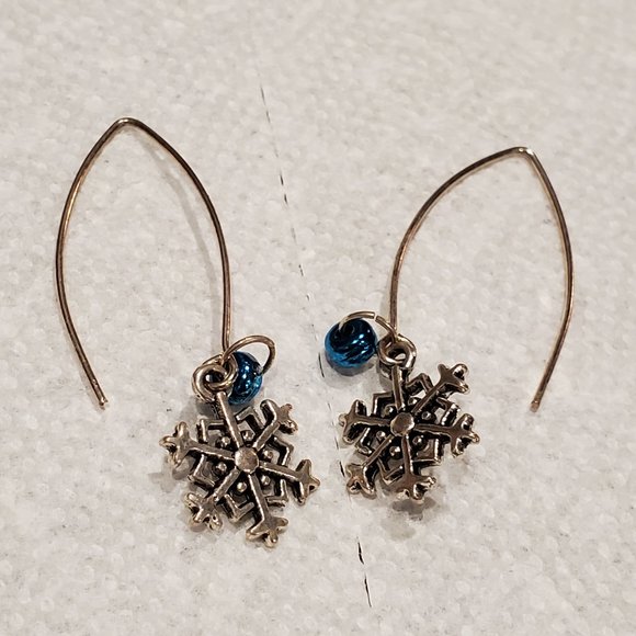 Snowflake Earring Set with 30 inch Matching Necklace Silvertone Handmade… - Picture 2 of 8